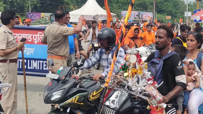 Kanwar Yatra 2024: बड़ी संख्या में मोटरसाइकिल डाक कांवड़ का आना लगातार जारी है। फोटो-जागरण
