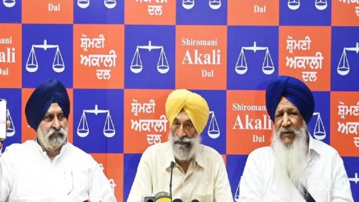 अकाली नेता बलविंदर सिंह भूंदड़ पत्रकारों से बातचीत करते हुए। साथ में महेश इंदर सिंह ग्रेवाल, गुलजार सिंह रणीके।