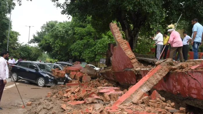 वसंत कुंज में भारी बारिश के बाद कमजोर होकर गिरी DDA की दीवार। (प्रतीकात्मक)