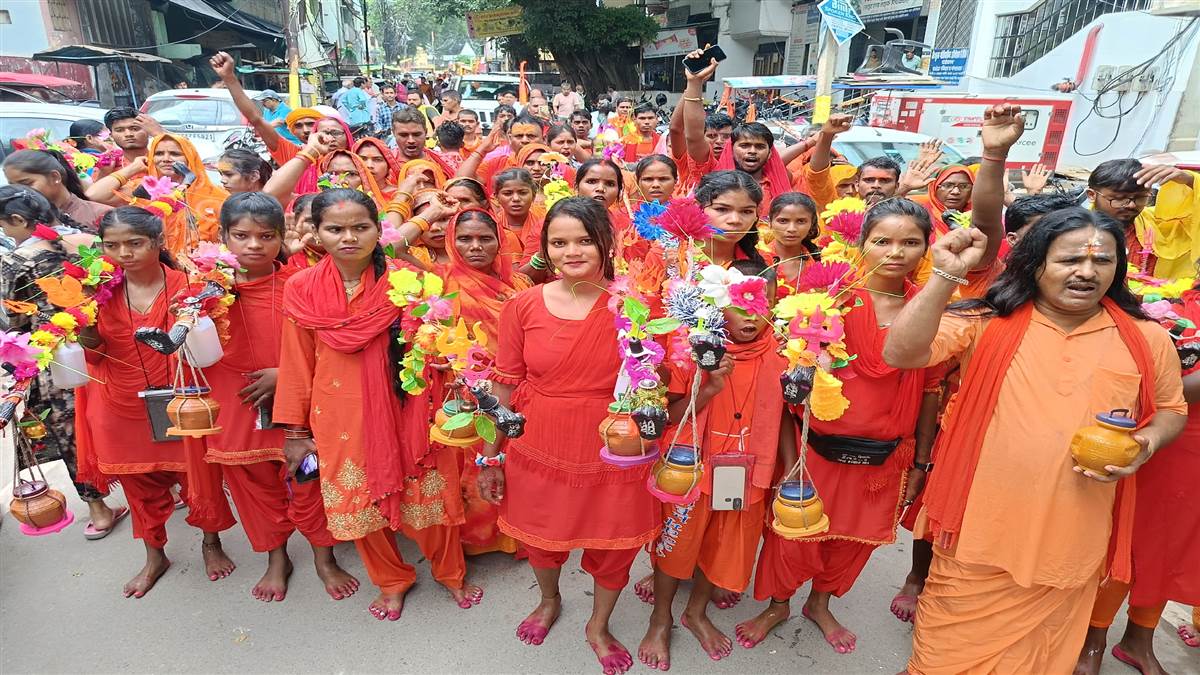 mirzapur news kanwariyas enthusiasm for sawans fourth monday