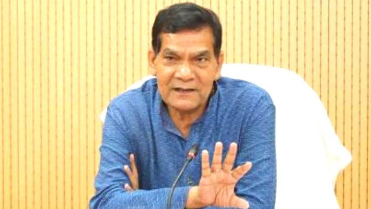 lucknow news energy minister inspects 1912 helpline addresses bribery complaint