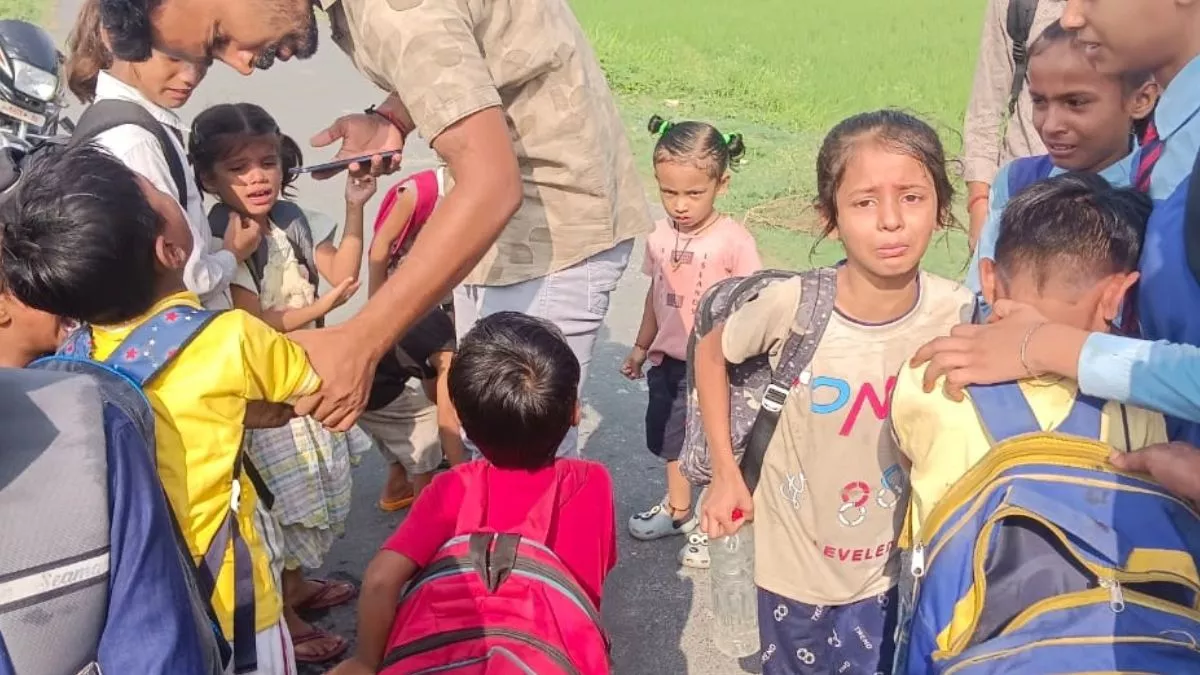 Bahraich News: क्षमता से अधिक बच्चों को लेकर जा रही स्कूली वैन पलटी, 15 घायल; घटना के बाद ड्राइवर फरार
