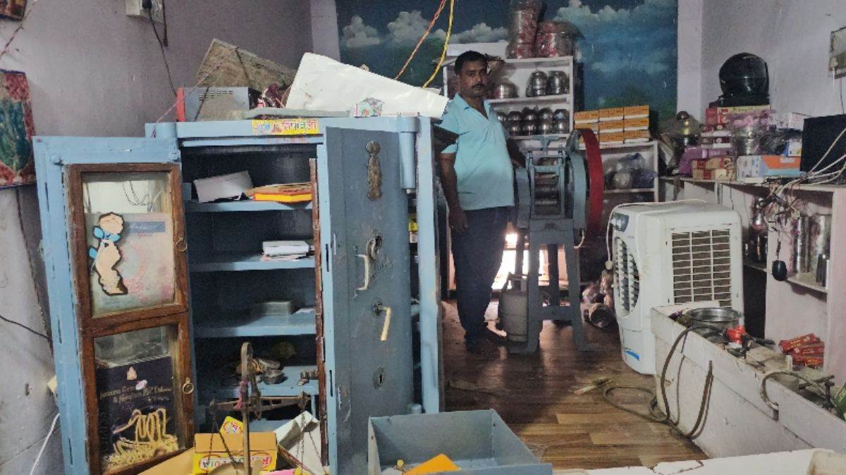 jewelery store robbed 25 lakhs looted in amarapur banka