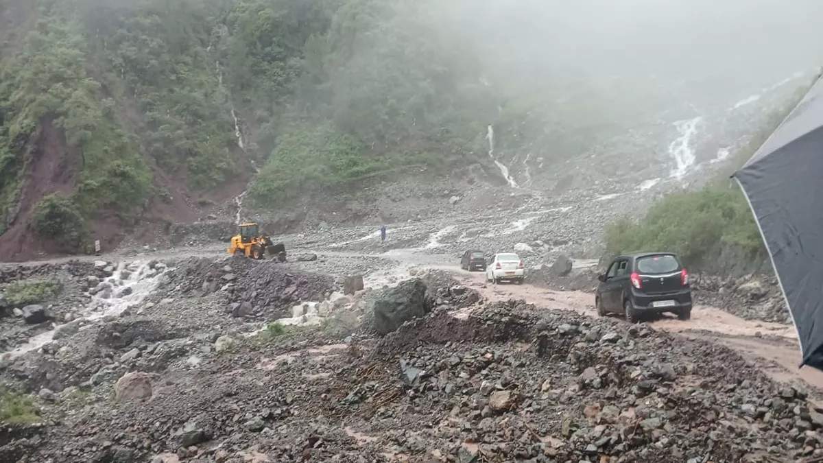 जम्मू-कश्मीर के जिला कठुआ में भारी बारिश का कहर जारी, कई सड़कों पर घंटों यातायात रहा बाधित, प्रशासन ने स्कूल रखें बंद