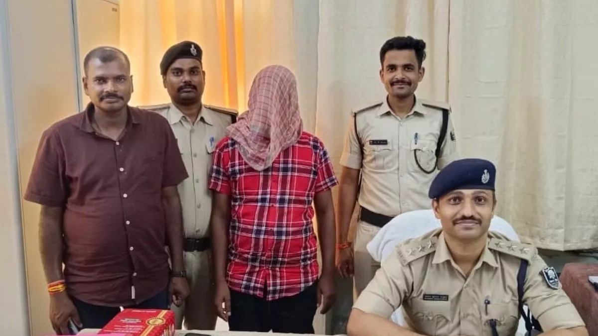 Bihar News: फर्जी तरीके से बैंक खाते से पैसा निकलने वाला आरोपी गिरफ्तार, इन धाराओं में दर्ज है केस
