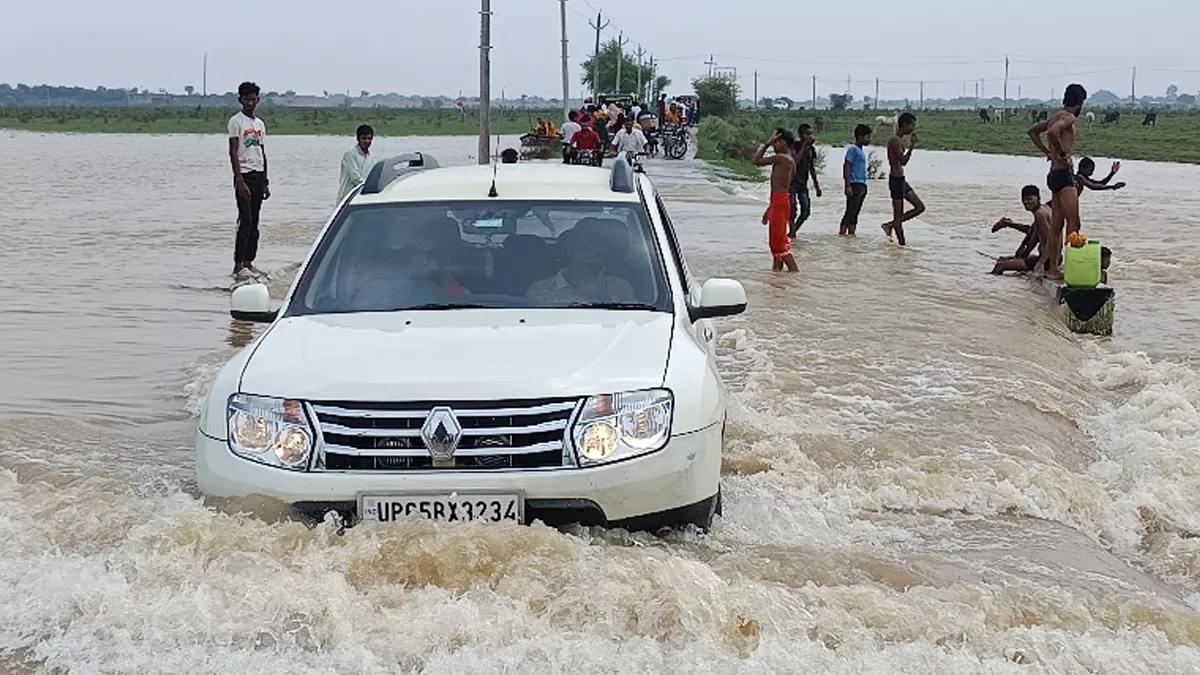 बक्सर में गंगा का जलस्तर बढ़ा, दियारावासी भयाक्रांत, नाव बनी आवागमन का सहारा