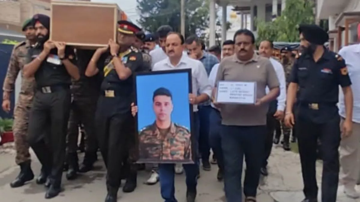 तिरंगे में लिपटे पिता को निहारता रहा बेटा, फूट-फूट कर रो पड़े माता-पिता; पठानकोट पहुंचा बलिदानी का पार्थिव शरीर
