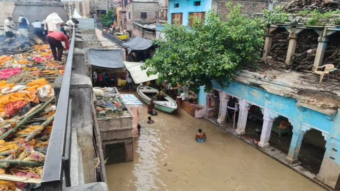 वाराणसी में गंगा के जलस्तर में लगातार इजाफा हो रहा है।