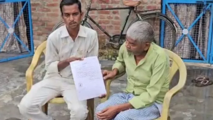 अपने पिता के साथ बैठकर नोटिस दिखाते रामबाबू।- जागरण