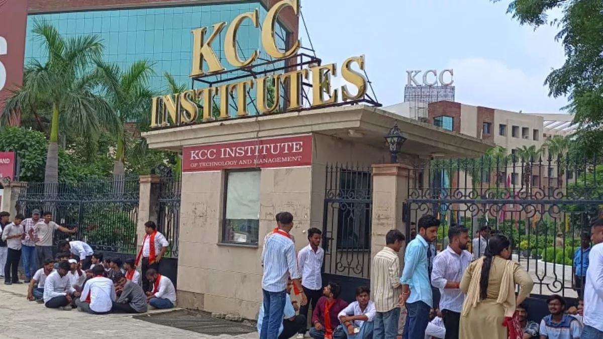 केसीसी इंस्टीट्यूट के बाहर एबीवीपी का हंगामा, खुशबू को इंसाफ दिलाने पर अड़े, गेट पर ताला जड़ की नारेबाजी