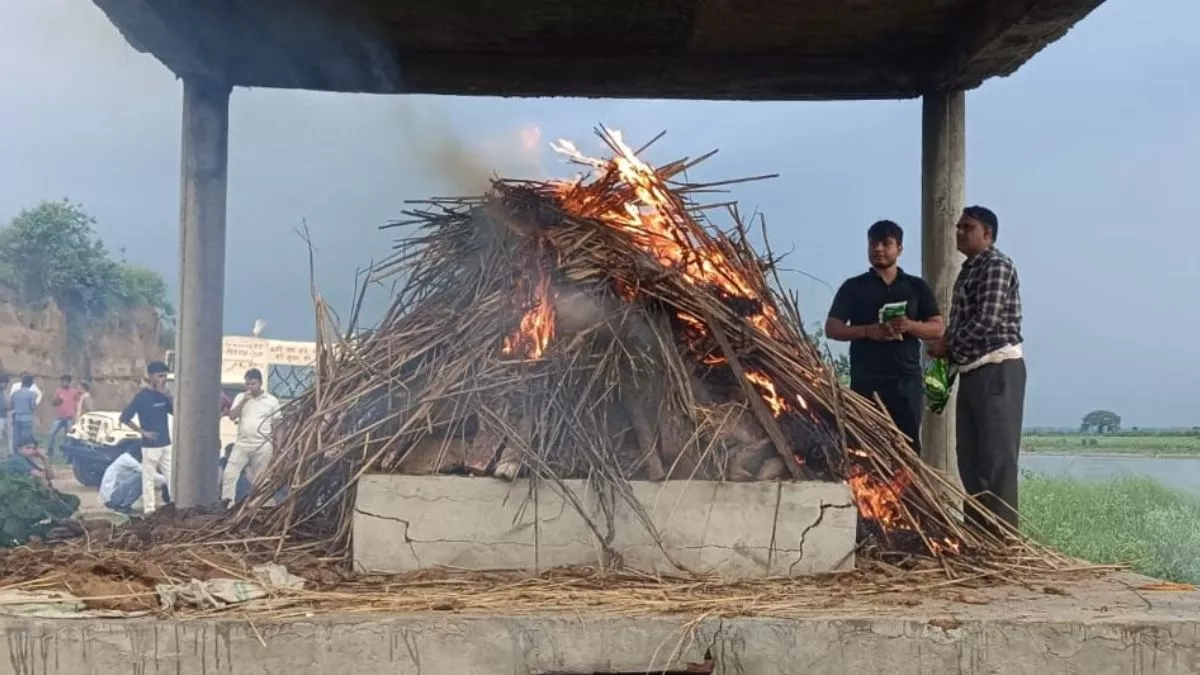 पत्नी की हत्‍या कर पत‍ि ने कनपटी पर गोली मारकर दे दी थी जान, एक ही च‍िता पर क‍िया गया अंत‍िम संस्‍कार