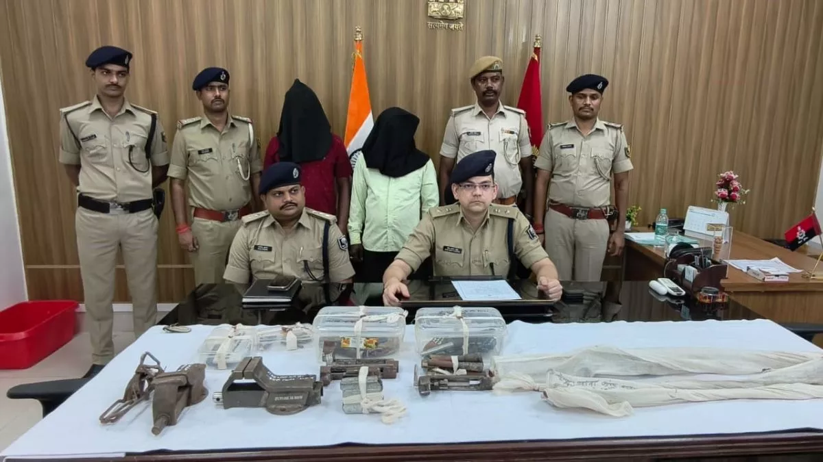 गोढ़िया नदी के किनारे चल रहा था हथियार बनाने का काम, पुलिस की रेड से मच गया हड़कंप; दो गिरफ्तार