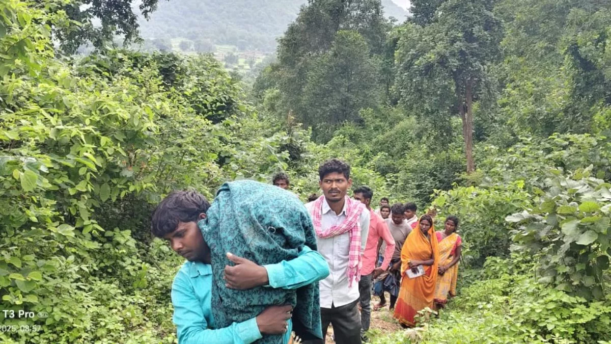 सिस्टम के आगे बेबस पिता; अपने लाल को कंधे पर उठाकर 7 KM पैदल चला, नहीं पहुंची एंबुलेंस