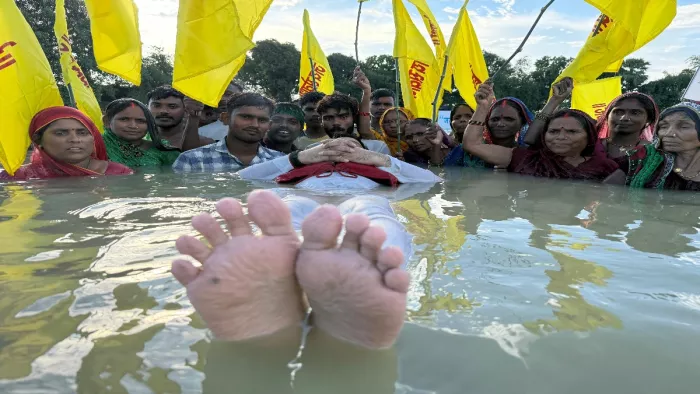 गाजीपुर जिले में तालाब बचाने के लिए महिलाओं ने जल सत्याग्रह किया है।