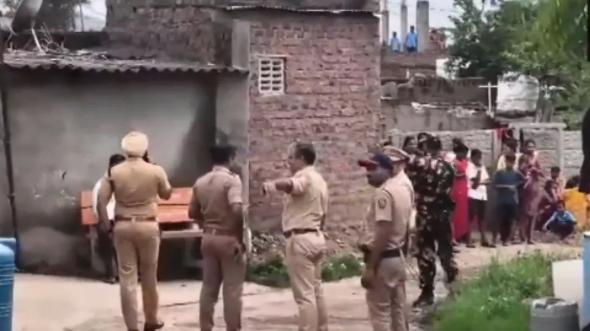 पुणे में आपत्तिजनक वाट्सऐप पोस्ट को लेकर दो गुटों में झड़प, बेकाबू भीड़ पर पुलिस ने किया लाठीचार्ज