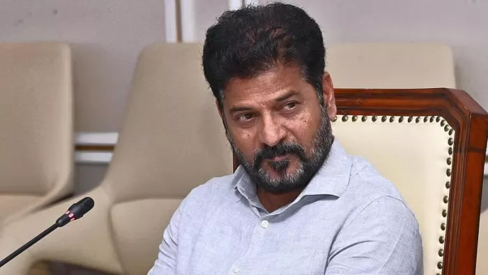 वरिष्ठ पत्रकारों के समर्पण की तारीफ कर रहे थे रेवंत रेड्डी (फोटो: पीटीआई)