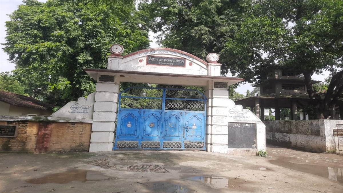 ballia school fight principal ex principal clash injured in brawl