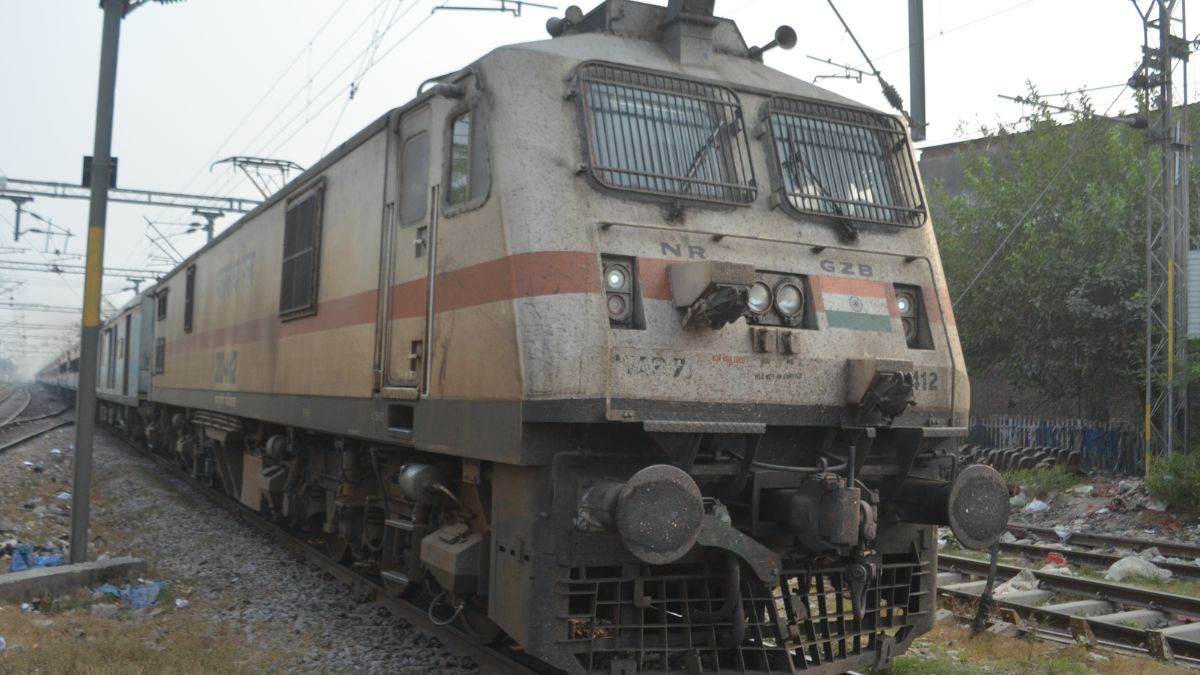 https://www.jagranimages.com/images/newimg/01082025/01_08_2025-train__6_24000806.jpg