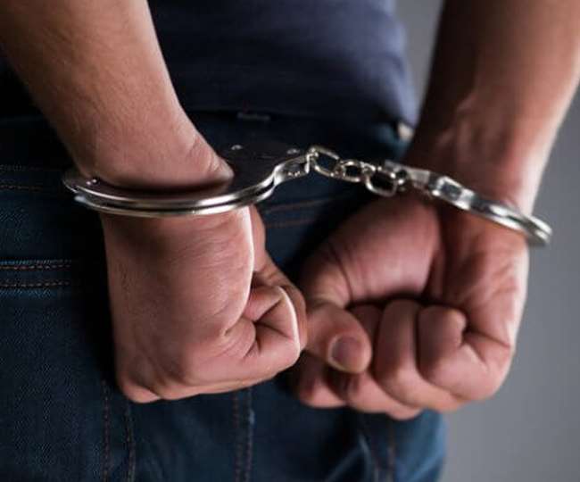 एयरपोर्ट पर विदेश से अाए चार भारतीय तस्कर गिरफ्तार, सोने के बिस्‍कुट और इलेक्ट्रॉनिक सामान बरामद