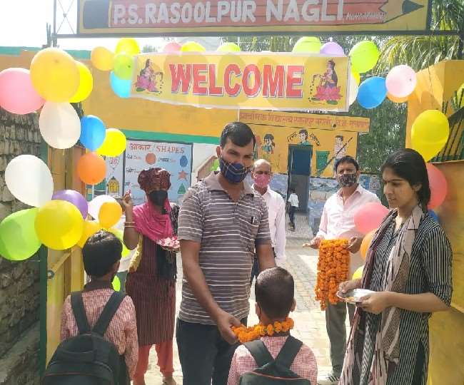 प्राइमरी स्कूल रसूलपुर में बच्चों का फूल मालाओं से किया गया स्वागत।