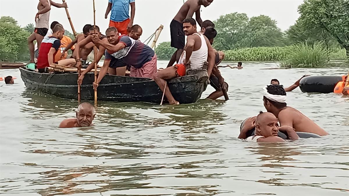 Ghazipur Boat Accident पानी भरता देख कूद गए किनारे बैठे लोग