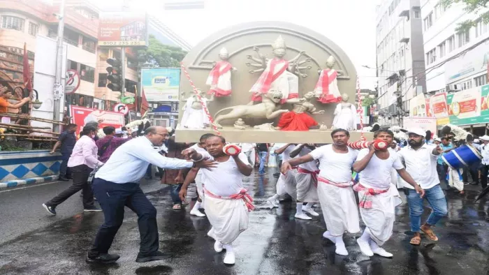 ममता की अगुवाई में जोड़ासांको ठाकुरबाड़ी से रेड रोड तक पदयात्रा में उमड़ा जनसैलाब