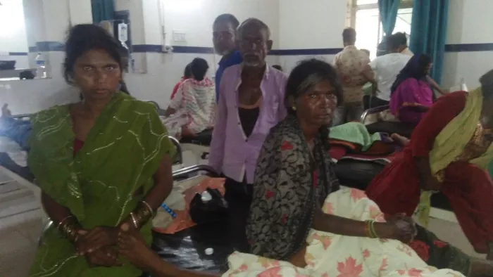 Jharkhand Latest News: घटना की जानकारी देते बच्ची के परिवार के लोग।