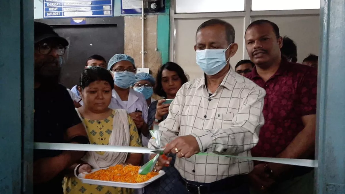 सिलीगुड़ी जिला अस्पताल में आंकोलाजी डे केयर सेंटर का उद्घाटन करते सिलीगुड़ी के मेयर गौतम देव। जागरण फोटो।