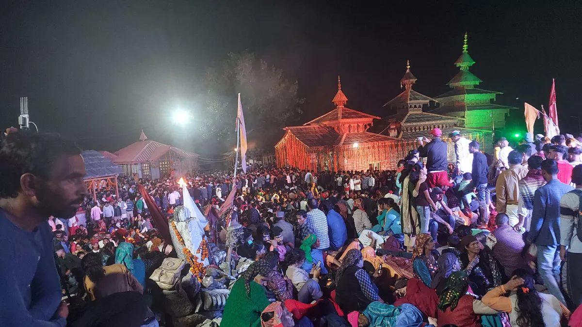 Dehradun News : 20 हजार श्रद्धालुओं ने रात्रि जागरण और लोक नृत्य से की देवता की स्तुति