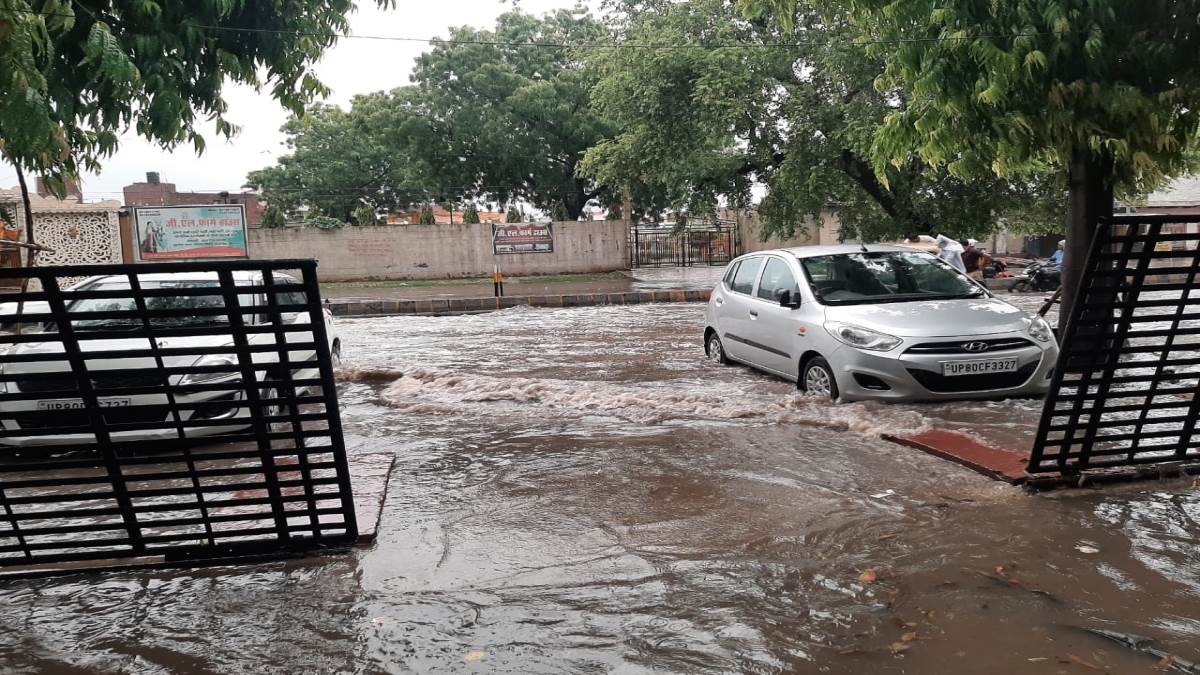 Agra Ka Mausam उमस ने छुड़ाया पसीना, बारिश से मिली राहत, पढ़िए कल का