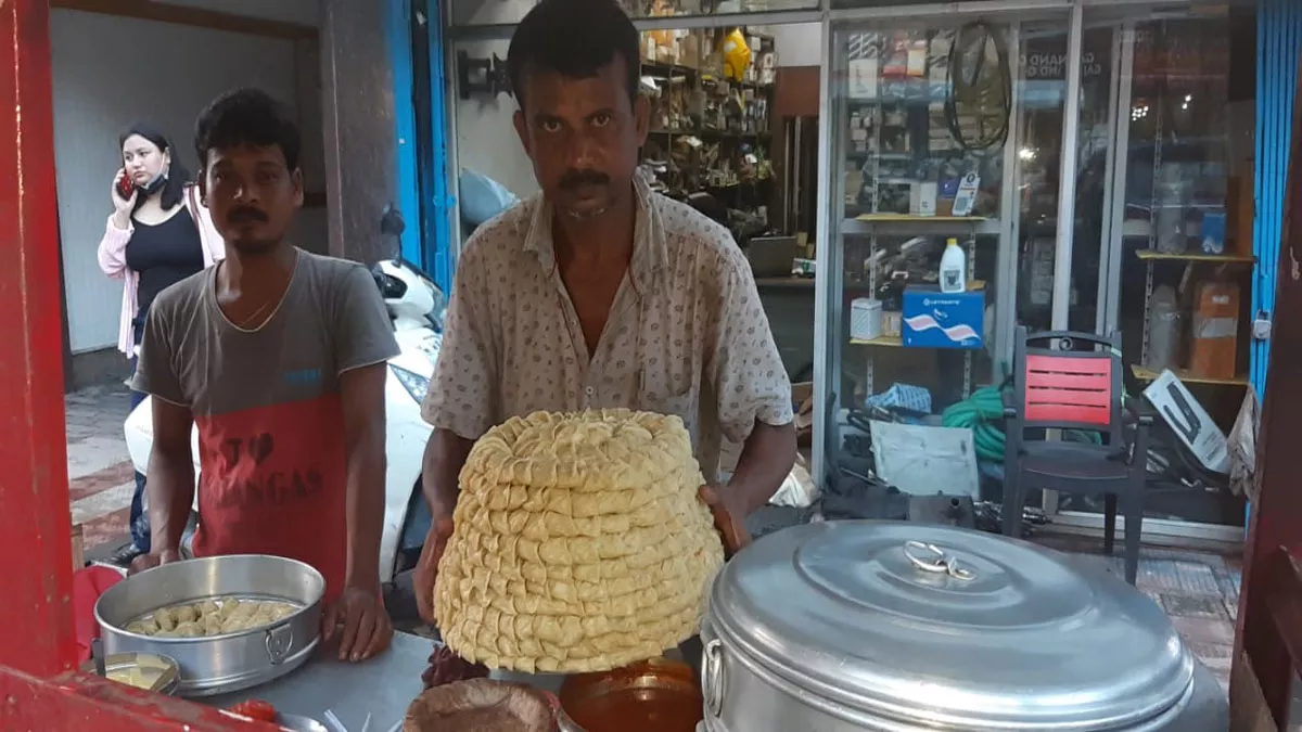 शिव कुमार अपने ठेले पर व्‍यंजन तैयार करते हुए। जागरण फोटो।