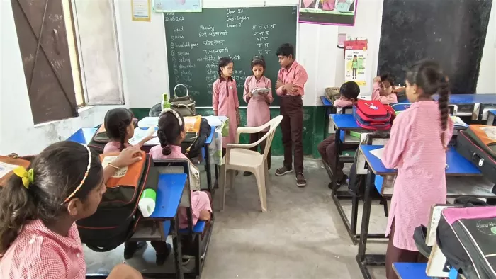 स्कूल में पढ़ाई के दौरान छात्र। फाइल फोटो