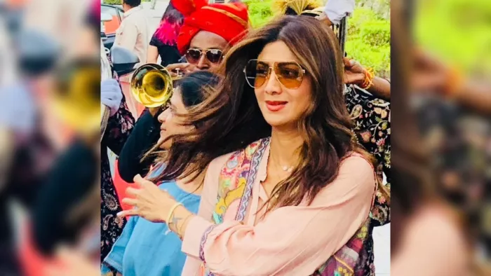 Shilpa Shetty शूटिंग में रहीं व्यस्त, Raj Kundra ने चखा आगरा की चाट गली का स्वाद