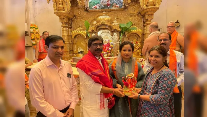 मुंबई पत्नी समेत सिद्धि विनायक पहुंचे सीएम सोरेन, दर्शन कर झारखंडवासियों के लिए मांगी मन्नत