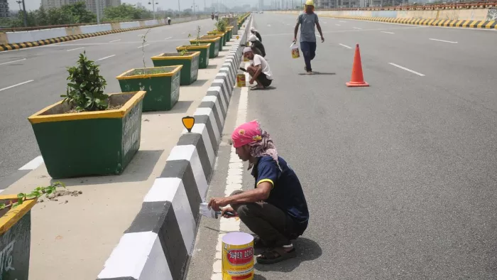 एलिवेटेड रोड पर बिना सुरक्षा के रंगाई पुताई करते नगर निगम कर्मी।जागरण