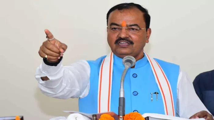 भाजपा प्रत्याशी दारा सिंह चौहान के समर्थन में आयोजित सम्मेलन को संबोधित करते डिप्टी सीएम।