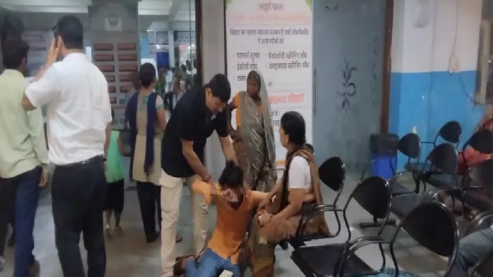 नारायण मेडिकल कॉलेज में रोते बिलखते स्वजन