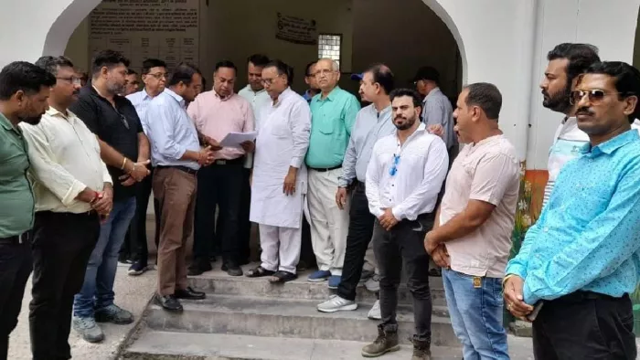 पुनर्वास की मांग को व्यापारियों का तहसील में प्रदर्शन