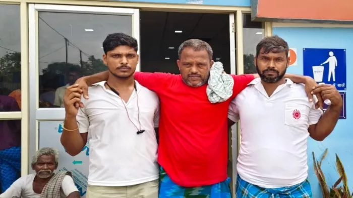 अस्पताल से इलाज करा कर जाता पीड़ित दुकानदार (बीच) में। फोटो- जागरण