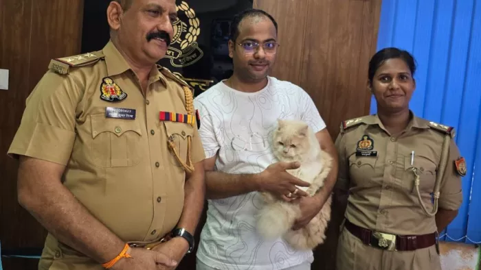 कैंट थाने में पर्शियन बिल्ली के साथ रत्नेश। - सौ. इंटरनेट मीडिया
