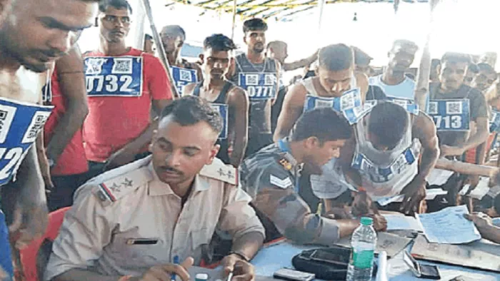 उत्पाद सिपाही बहाली के लिए गिरिडीह में दौड़ से पहले जांच कराते अभ्यर्थी।