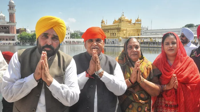 श्री हरिमंदिर साहिब नतमस्तक होने पहुंचे पंजाब के राज्यपाल और सीएम मान। (जागरण फोटो)