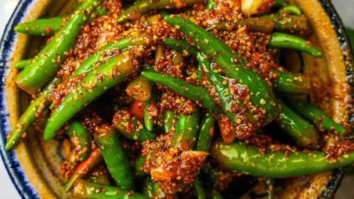 हरी मिर्च का अचार बनाने के लिए फॉलो करें ये रेसिपी (Image Source: Freepik)