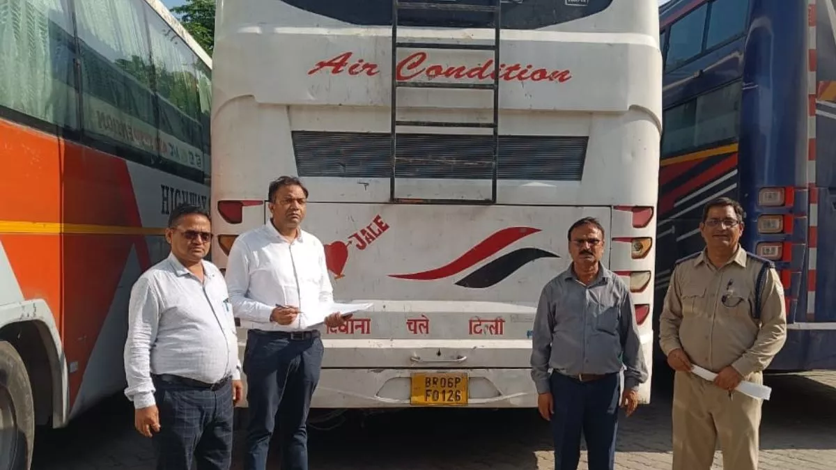 स्लीपर बसें जानलेवा! डिजाइन में छेड़छाड़ कर 47 की जगह लगा रहे 65 सीट, पलटने का रहता है खतरा