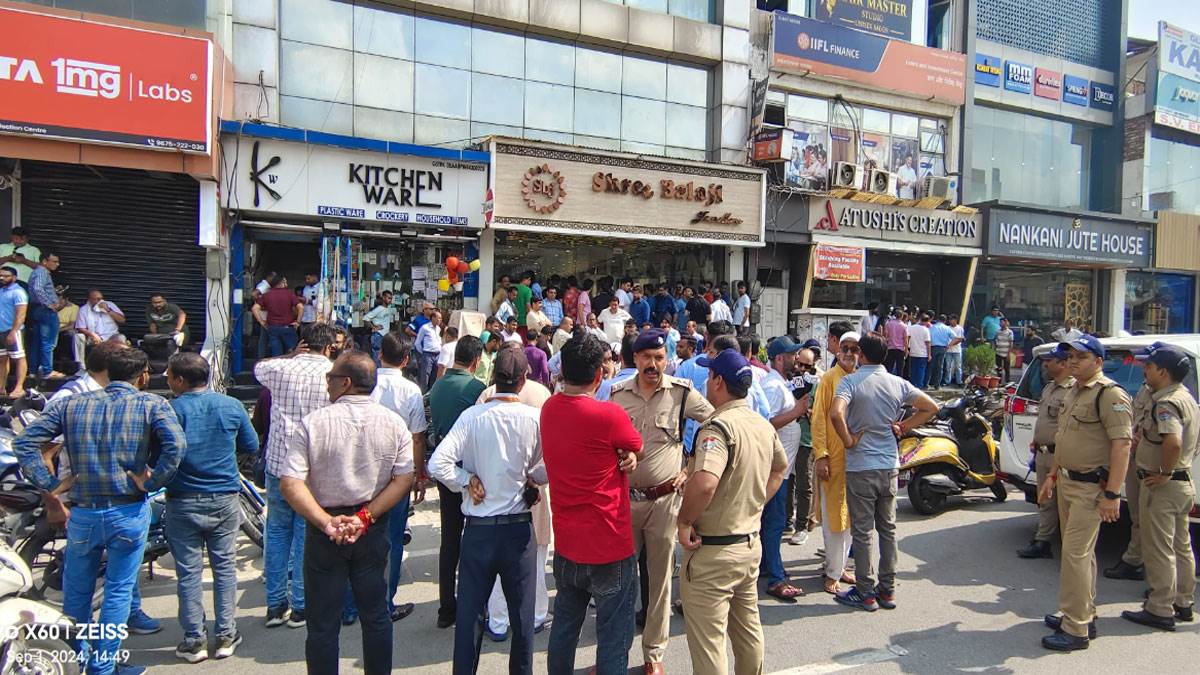 हरिद्वार में दिनदहाड़े ज्वैलर्स शो रूम में डकैती, दो बाइक पर आए छह बदमाश और  मचा दी लूट - Robbery in broad daylight in jewelers show room in Haridwar