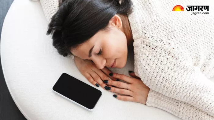 Smartphone Addiction: मोबाइल को सिरहाने रखकर सोना है बड़ी गलती, नुकसान जानकर कांप जाएंगे आप (Image Source: Freepik)