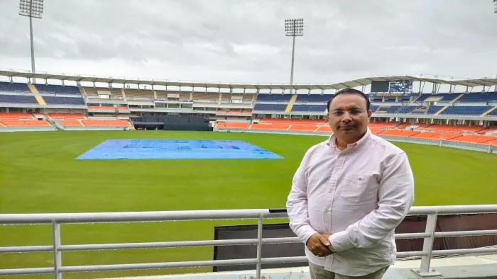 महिला वनडे सीरीज के लिए टिकट जल्द ही आनलाइन और आफलाइन माध्यमों से उपलब्ध होंगे।