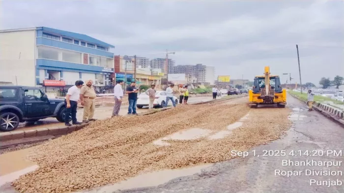 क्षेत्रीय विधायक की चेतावनी के बाद राष्ट्रीय राजमार्ग प्राधिकरण ने भांखरपुर सड़क की मरम्मत का काम शुरू कर दिया है