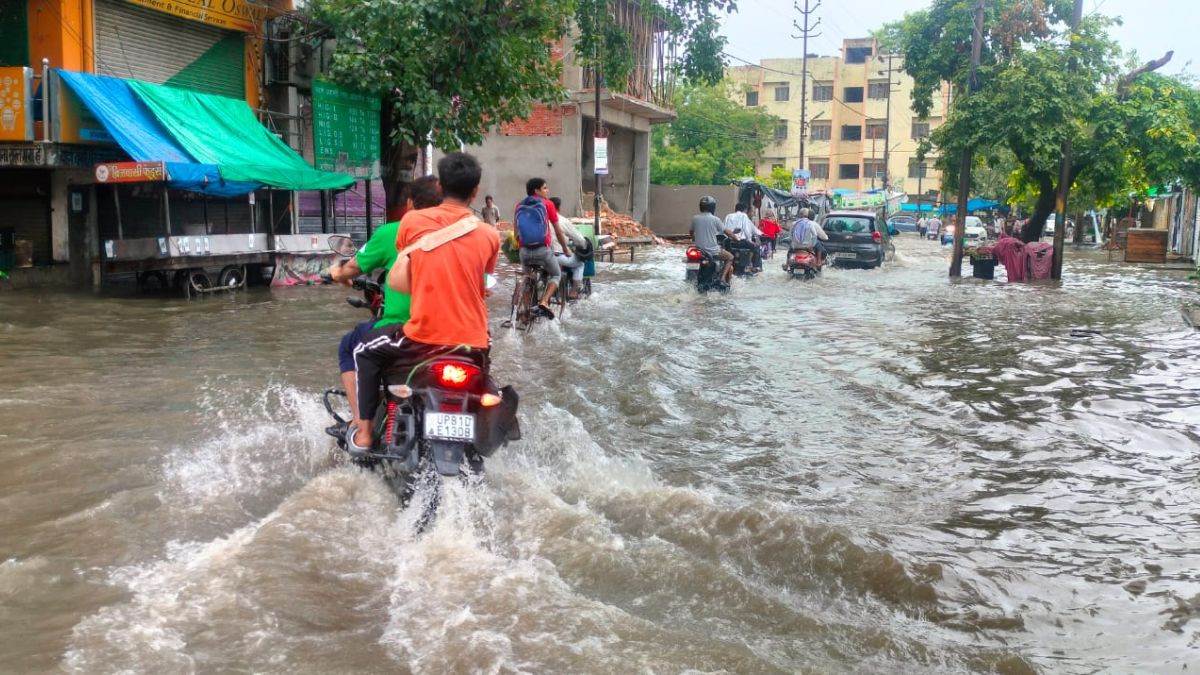 https://www.jagranimages.com/images/newimg/01092025/01_09_2025-aligarh_rain_water_24031813.jpg