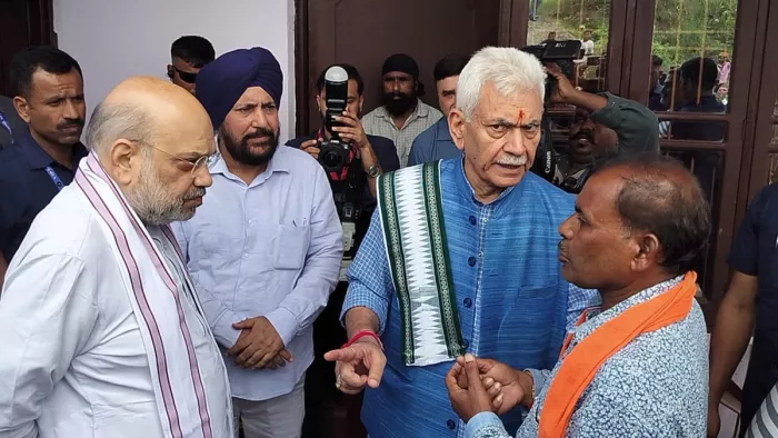 गृहमंत्री अमित शाह ने प्रभावितों को केंद्र सरकार से सहयोग का आश्वासन दिया।